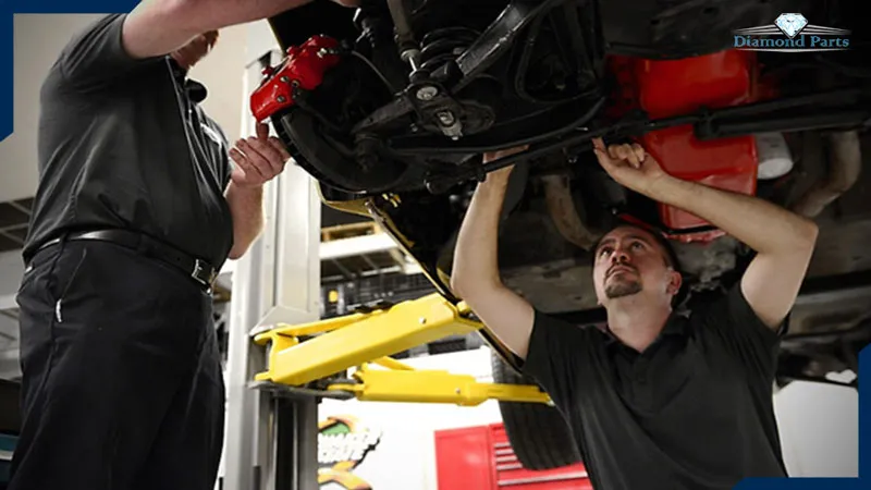 فردی در حال بررسی خودروی خود.