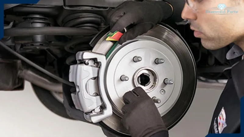 عکس از شخصی درحال تعویض لنت ترمز