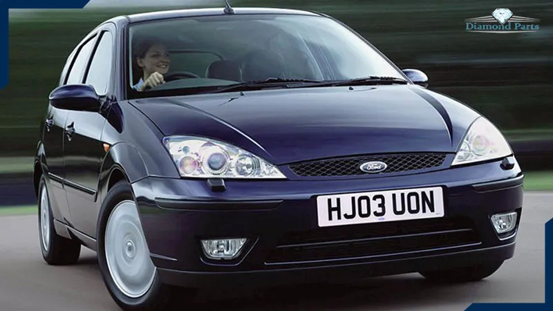 فورد فوکوس به رنگ طوسی، در حال حرکت در خیابان.