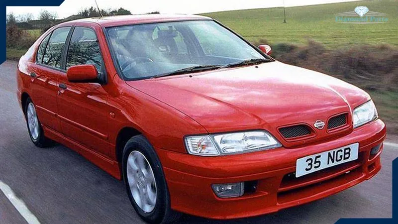 خودرو نیسان پریمرا به رنگ قرمز.