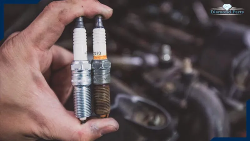 عکس از فردی درحال نگهداشتن شمع خودرو