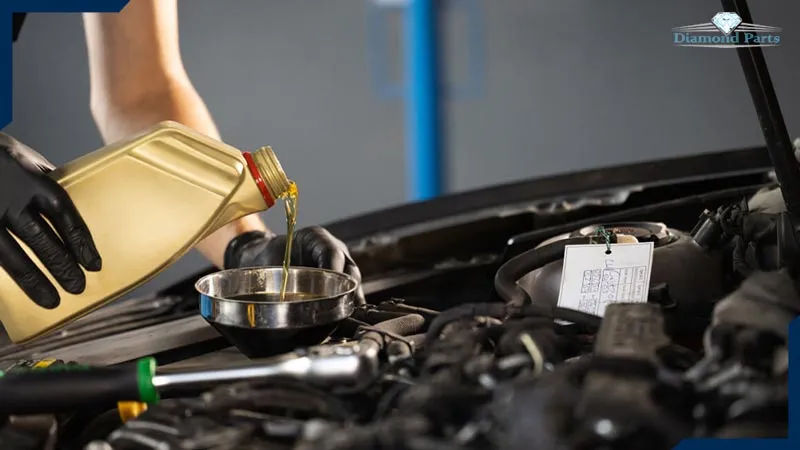 فردی در حال ریختن روغن هیدرولیک در خودرو