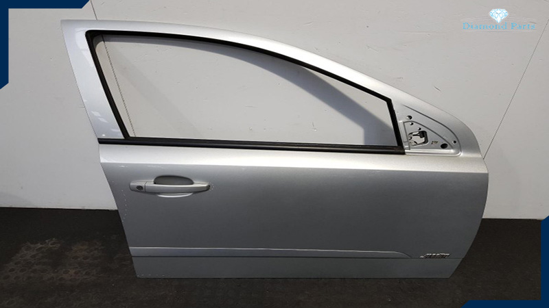 نمای یک درب خودرو که جدا شده است و به رنگ نقره ای است.