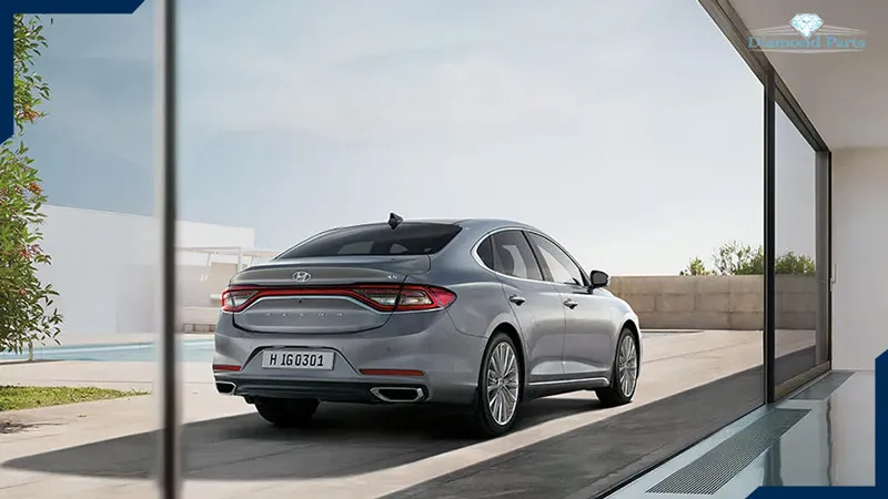 نمای پشت یک عدد هیوندا آزرا گرنجور نقره ای رنگ.