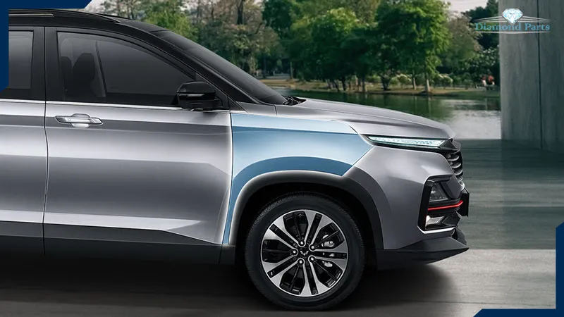 نمای یک ماشین از کنار که گلگیر آن مشخص است.