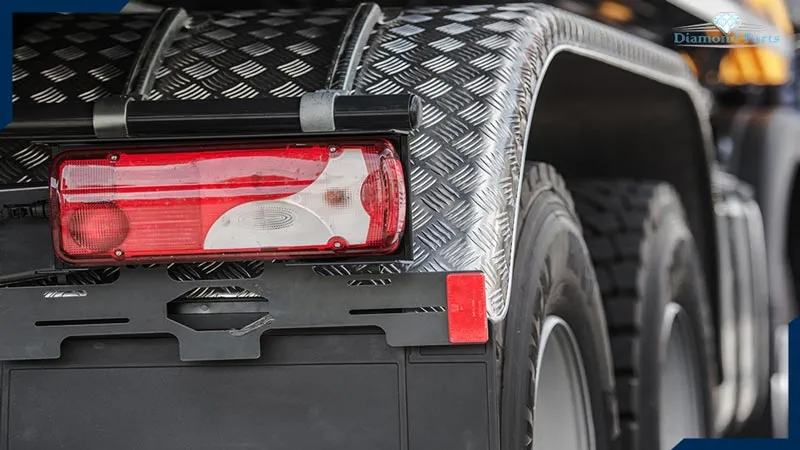 نمای یگ شلگیر و گلگیر کامیون از پشت.