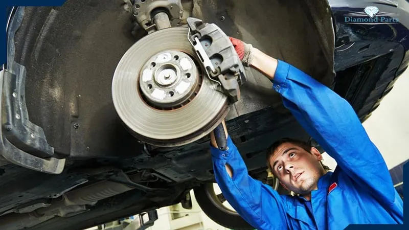 تعمیر ترمز خودرو توسط تعمیرکار